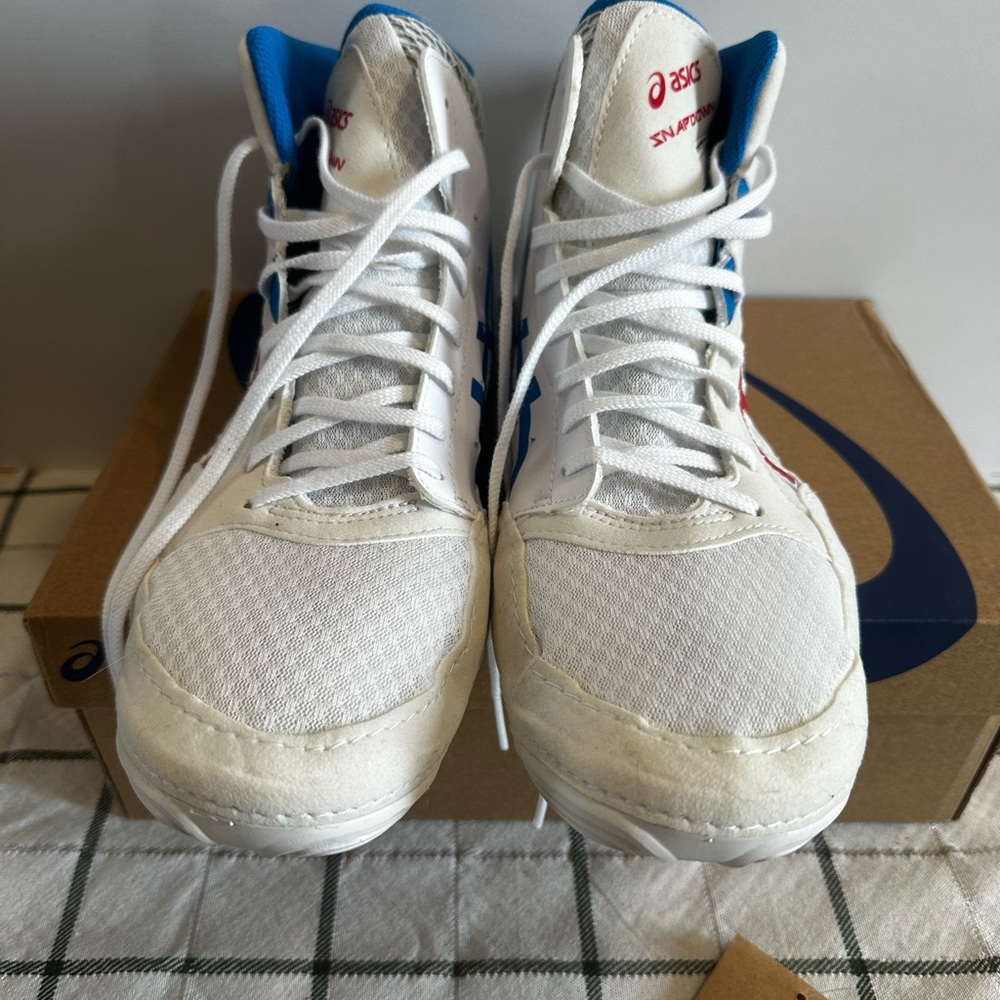ASICS High-Top Wrestling Shoes in White/Red/Blue - Picture 2 of 5